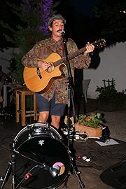 Singer-Songwriter und Schauspieler Graham Candy beim La Dolce Vita Grillfest @ Grünwalder Einkehr mit der Fattoria La Vialla am 18.07.2019 (©Foto: Martin Schmitz)